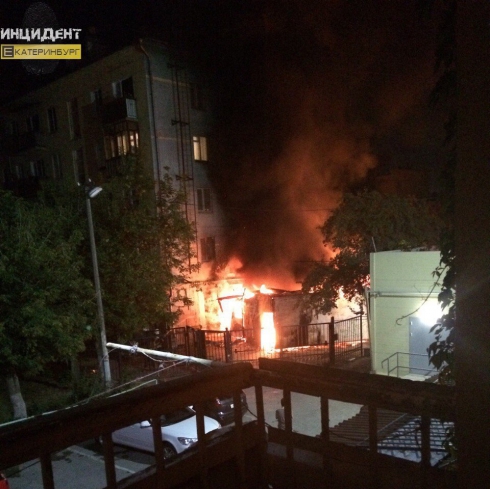 В Екатеринбурге сгорел заброшенный магазин на Фурманова