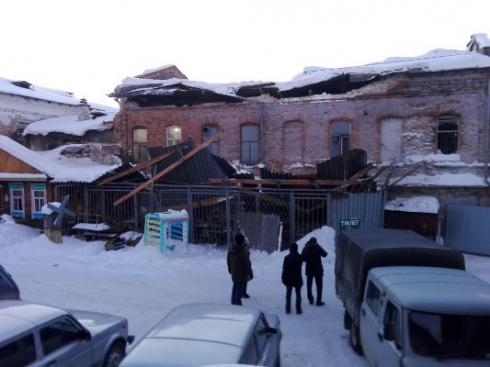 В Ирбите рухнула крыша бывшего водочного цеха