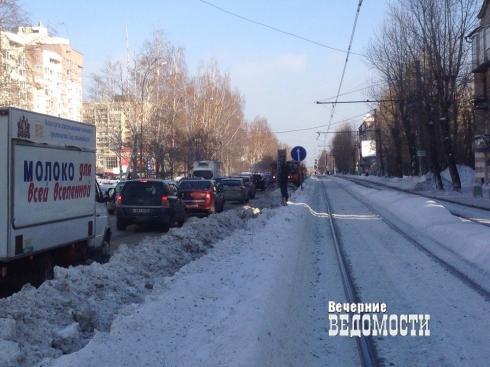 Запоздалая реакция: коммунальщики приступили к уборке улицы Блюхера в Екатеринбурге (ФОТО)