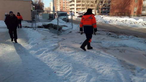Из-за коммунальной аварии в Екатеринбурге затопило улицу Новаторов