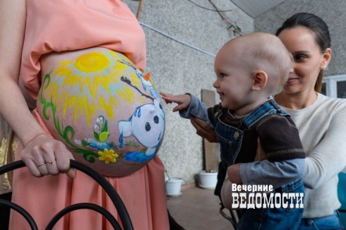 В Екатеринбурге беременным женщинам художники пощекотали животы кисточками