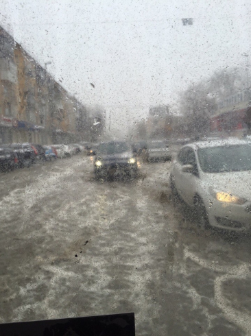 Из-за коммунальной аварии проспект Ленина в Екатеринбурге ушел под воду