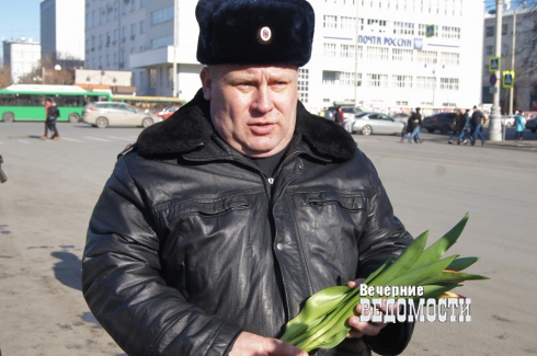 На дороги Екатеринбурга с букетами в руках вышел главный городской гаишник (ФОТО)