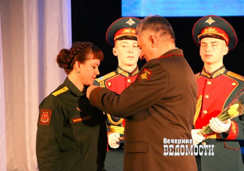 В Екатеринбурге 8 марта получили награды сестры медицинского спецназа, вернувшиеся из Сирии