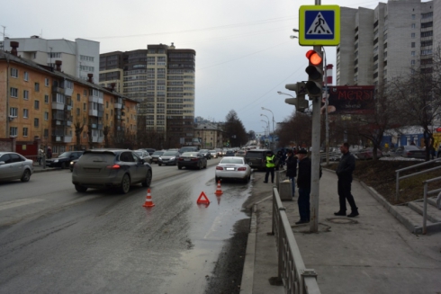 В Екатеринбурге женщина на «Мерседесе» сбила мальчика, вылетев на красный свет