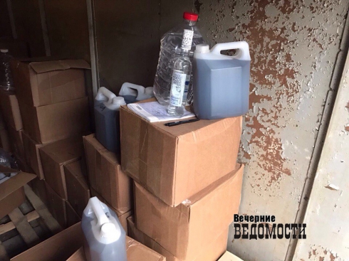 В гараже у жителя Екатеринбурга изъяли более 2 тыс. литров контрафактного алкоголя (ФОТО)