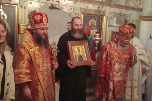 Среднеуральский епископ Евгений отдал епископу Банатскому Никанору икону Николая Второго