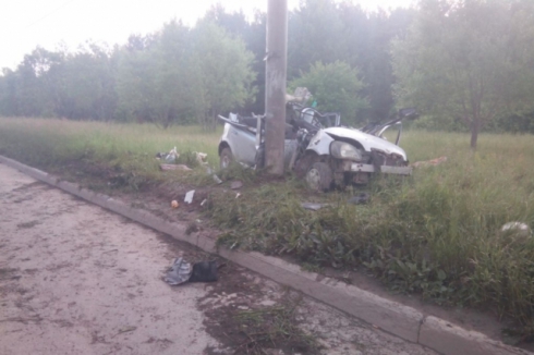 В Каменске-Уральском легковушка обняла столб: пассажир погиб, водитель в реанимации
