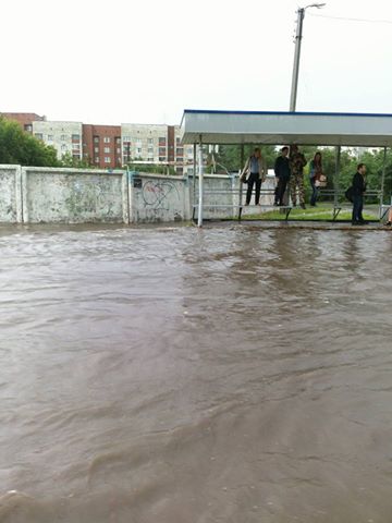 Екатеринбург затопило: горожане ожидают общественный транспорт, стоя на скамейках (ФОТО)