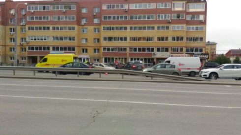 На улице Краснолесья в Екатеринбурге столкнулись две легковушки