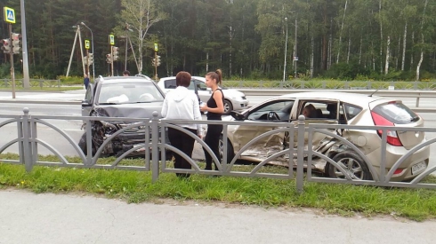 На улице Краснолесья в Екатеринбурге столкнулись две легковушки
