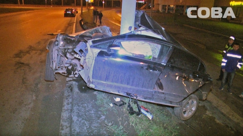 Врезался в столб: на улице Токарей в Екатеринбурге погиб водитель Honda Civic