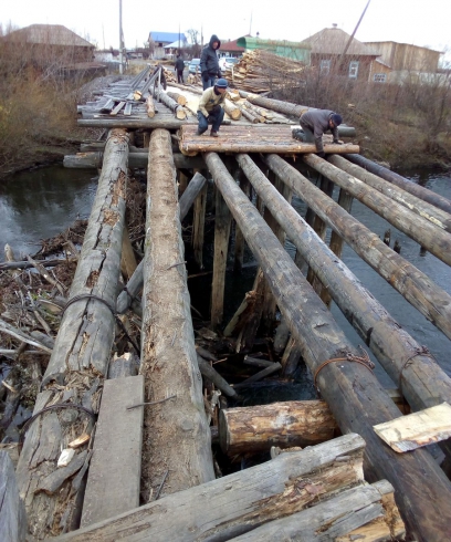 На Урале начали восстанавливать разрушенный мост