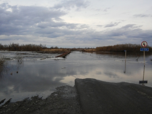 Екатеринбургские спасатели экстренно выехали в зону подтопления в Ирбите