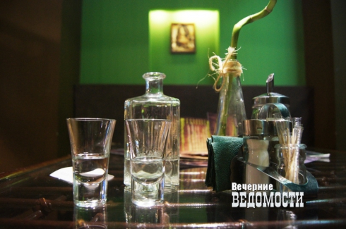 Екатеринбургские полицейские оставили лаундж-бар без горячительного (ФОТО)