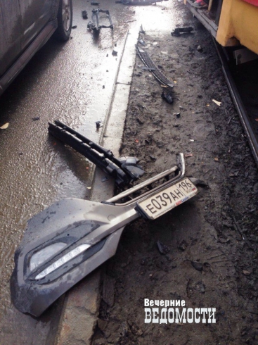 Корейский внедорожник протаранил трамвай в Екатеринбурге