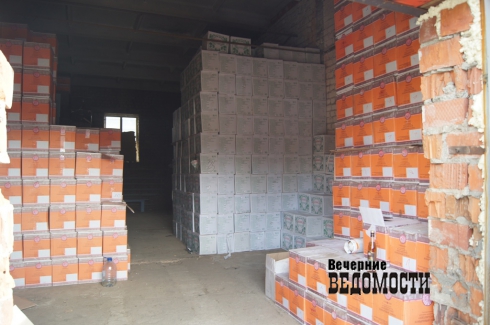 ОБОП и ФСБ изъяли крупную партию контрафакта в Свердловской области. Водка – 35 рублей за бутылку, «Хеннесси» – по 200 (ФОТОРЕПОРТАЖ)