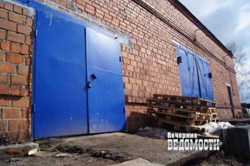 ОБОП и ФСБ изъяли крупную партию контрафакта в Свердловской области. Водка – 35 рублей за бутылку, «Хеннесси» – по 200 (ФОТОРЕПОРТАЖ)