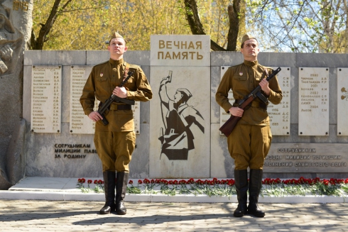 Екатеринбургские полицейские поздравили ветеранов Великой Отечественной войны (ФОТО)