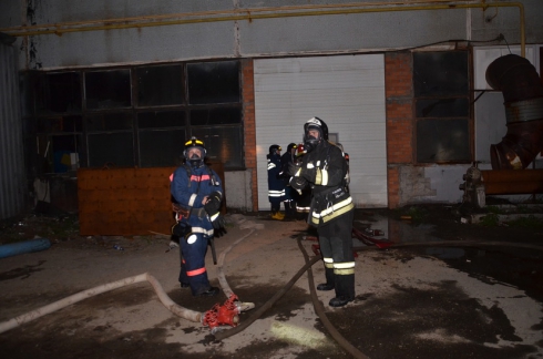 В Екатеринбурге горит мебельная фабрика (фото)