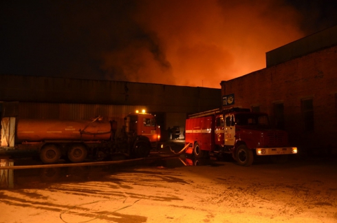 В Екатеринбурге горит мебельная фабрика (фото)