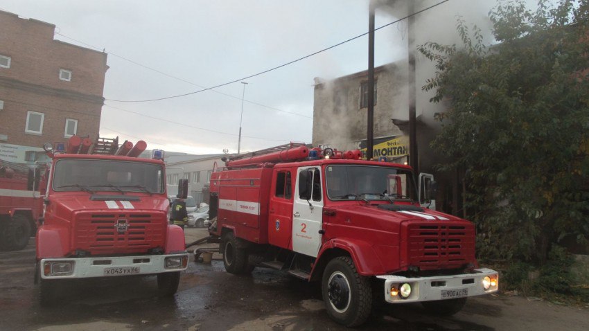 Пожар на визе сейчас екатеринбург. Пожар на Крауля. Пожар в Екатеринбурге сейчас на визе.