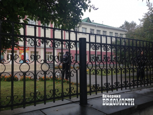 Неизвестные «заминировали» гимназию в Екатеринбурге (ФОТО)