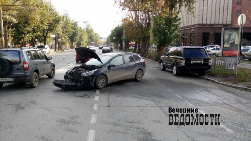 Массовая авария произошла около Южного автовокзала в Екатеринбурге (ФОТО)