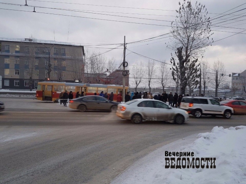Москвич на Toyota Camry заблокировал движение трамваев на проспекте Космонавтов в Екатеринбурге (фото)