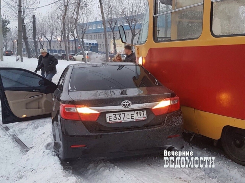 Москвич на Toyota Camry заблокировал движение трамваев на проспекте Космонавтов в Екатеринбурге (фото)
