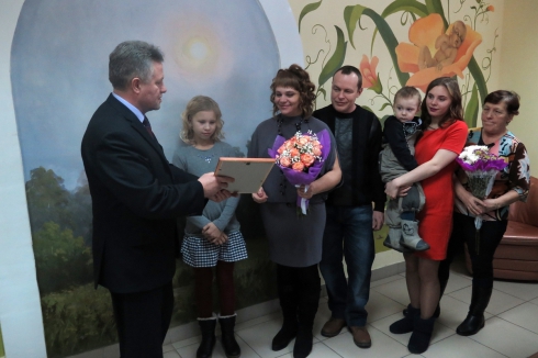 В Курганской области родителям тройняшек подарили миллион