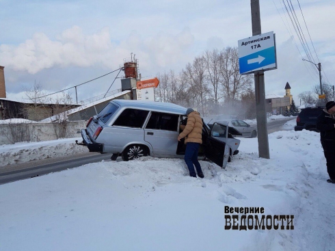 В Екатеринбурге после столкновения с «ГАЗелью» «четверка» улетела в сугроб (ФОТО, ВИДЕО)