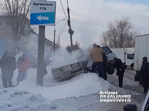 В Екатеринбурге после столкновения с «ГАЗелью» «четверка» улетела в сугроб (ФОТО, ВИДЕО)
