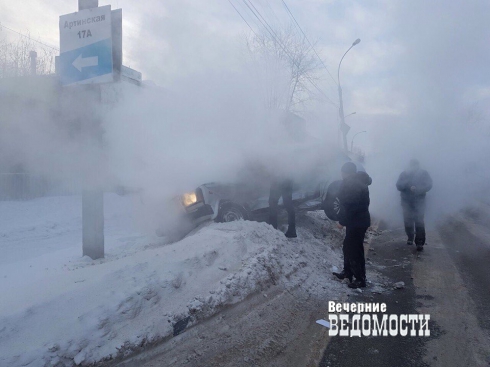 В Екатеринбурге после столкновения с «ГАЗелью» «четверка» улетела в сугроб (ФОТО, ВИДЕО)