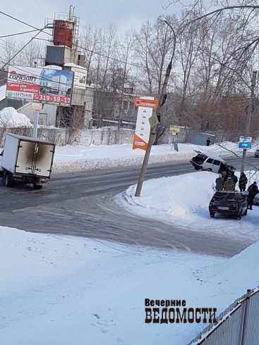 В Екатеринбурге после столкновения с «ГАЗелью» «четверка» улетела в сугроб (ФОТО, ВИДЕО)
