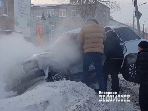 В Екатеринбурге после столкновения с «ГАЗелью» «четверка» улетела в сугроб (ФОТО, ВИДЕО)