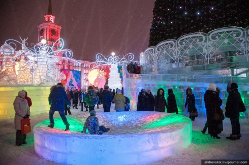 В Екатеринбурге торжественно открыли ледовый городок на площади 1905 года (ФОТО)