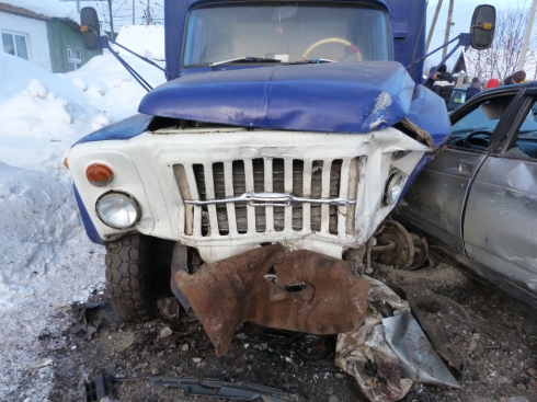 В Красноуфимске водитель вазовской «двенашки» погиб при столкновении с грузовиком (ФОТО)