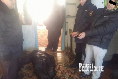 Ударив женщину ножом, уралец попытался ее спасти, но безуспешно