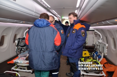 Спецборт МЧС доставил в Екатеринбург тяжелобольного ребенка