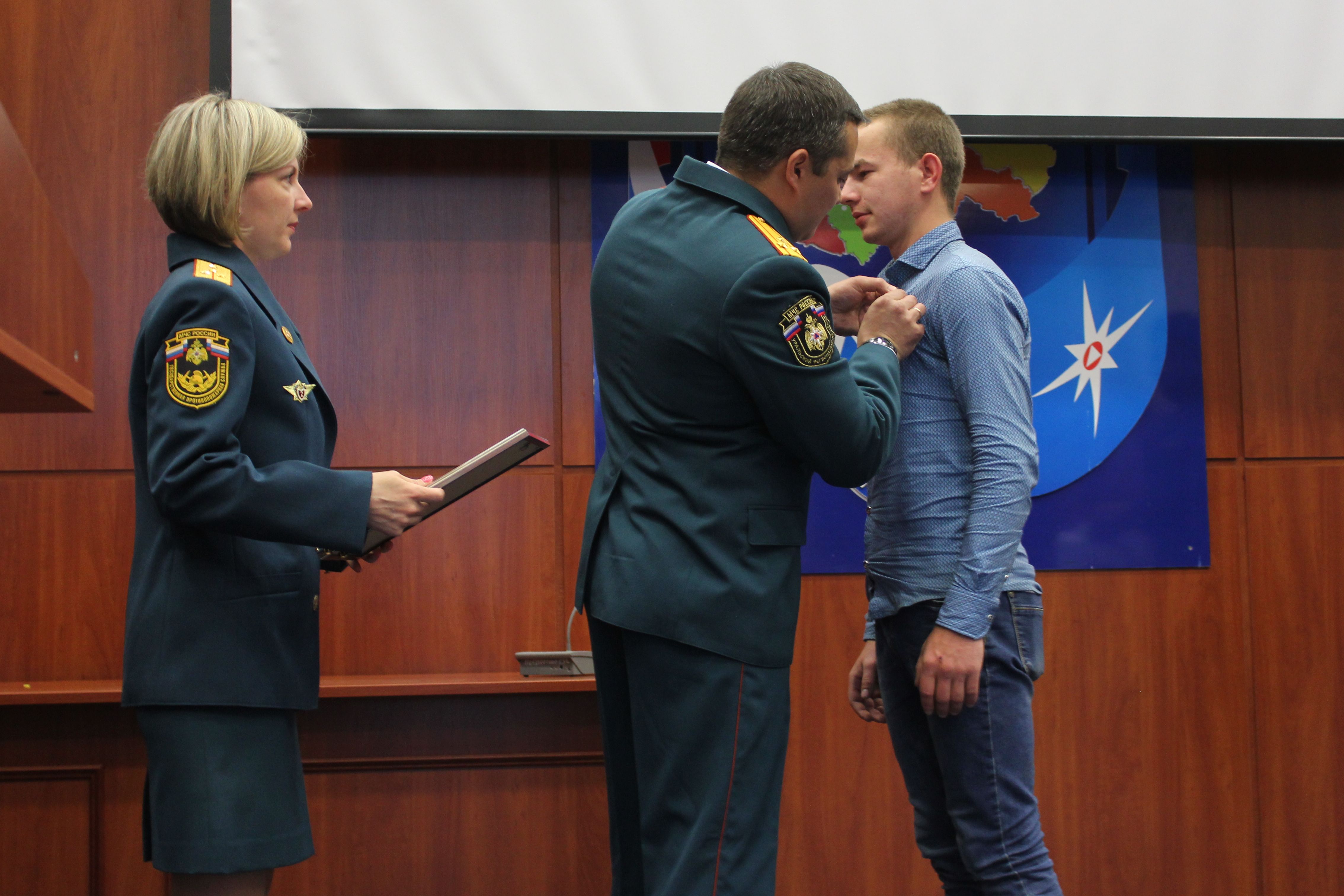 Павел Карпенко, нашедший 4-летнего Диму Пескова, получил награду МЧС