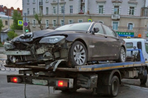 Уходя от полицейской погони, в Екатеринбурге водитель пробил забор и врезался в столб