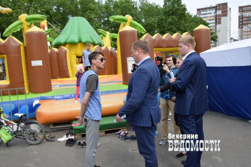 Общественники и чиновники проверили надувные аттракционы в Екатеринбурге (ФОТО)