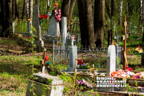На Урале кладбищенскому вандалу на два года ограничили свободу