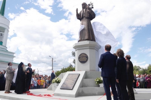 Евгений Куйвашев открыл памятник великой княгине Елизавете Федоровне Романовой в Алапаевске