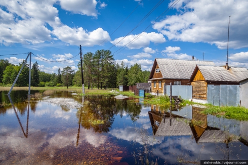 На Урале после проливных дождей затопило поселок 