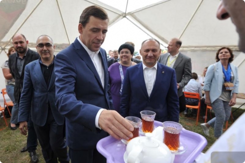 Евгений Куйвашев посетил Ирбитскую ярмарку, где купил вырезанную из дерева рыбу