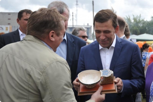 Евгений Куйвашев посетил Ирбитскую ярмарку, где купил вырезанную из дерева рыбу