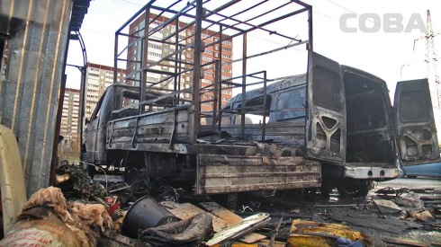 В Екатеринбурге сгорела будка автостоянки и машины 