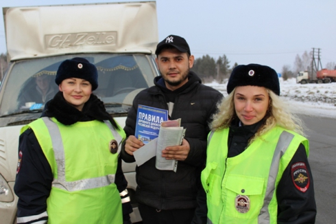 «Женский патруль ГИБДД» поздравил уральских мужчин